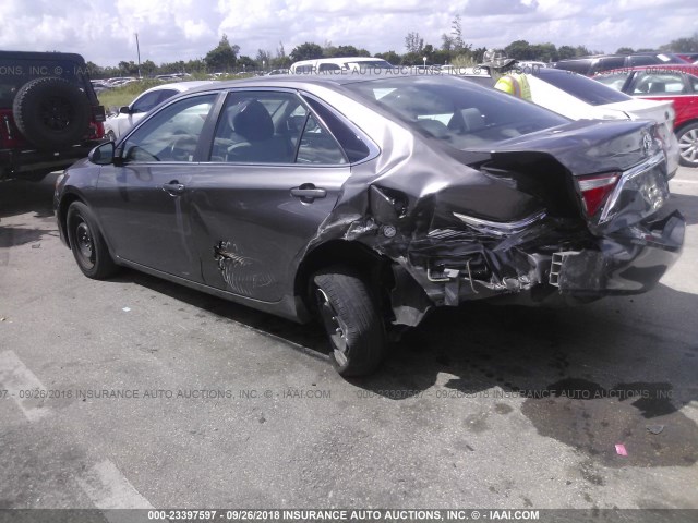 4T4BF1FKXFR479309 - 2015 TOYOTA CAMRY LE/XLE/SE/XSE GRAY photo 3