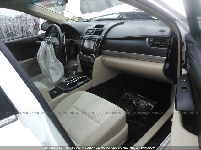 4T1BF1FK6DU255123 - 2013 TOYOTA CAMRY L/SE/LE/XLE WHITE photo 5