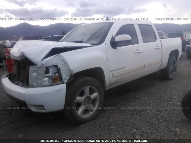 3GCEK13M17G509136 - 2007 CHEVROLET SILVERADO K1500 CREW CAB WHITE photo 2