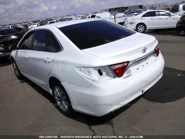 4T4BF1FK4GR545869 - 2016 TOYOTA CAMRY LE/XLE/SE/XSE WHITE photo 3