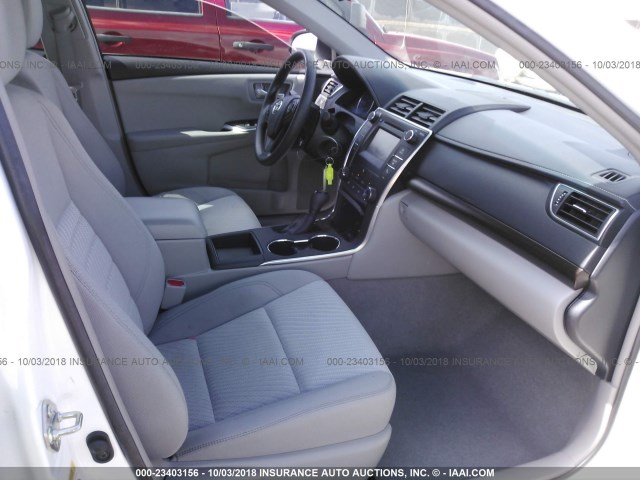 4T4BF1FK4GR545869 - 2016 TOYOTA CAMRY LE/XLE/SE/XSE WHITE photo 5