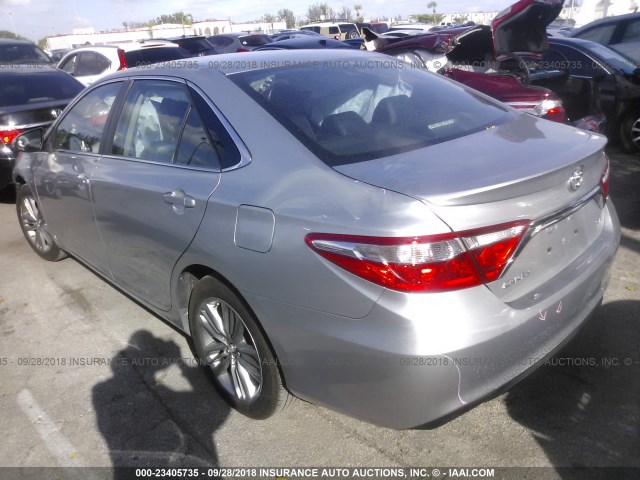 4T1BF1FK8HU368383 - 2017 TOYOTA CAMRY LE/XLE/SE/XSE 银色 照片 3