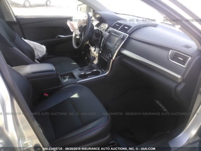 4T1BF1FK8HU368383 - 2017 TOYOTA CAMRY LE/XLE/SE/XSE 银色 照片 5