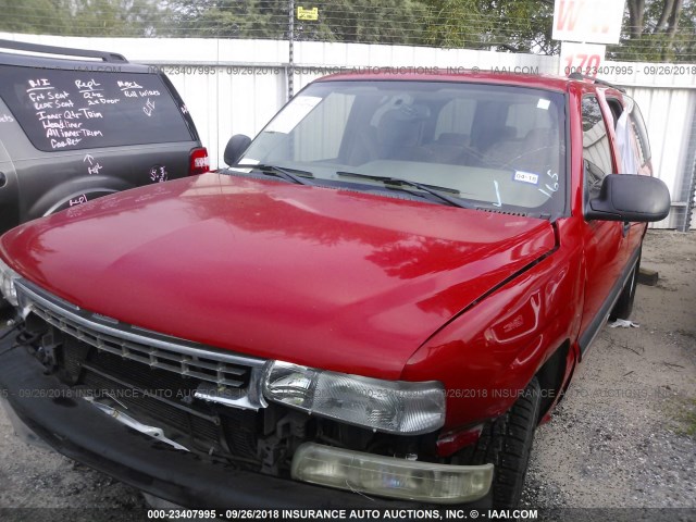 1GNEC16Z94R220559 - 2004 CHEVROLET SUBURBAN C1500 RED photo 2