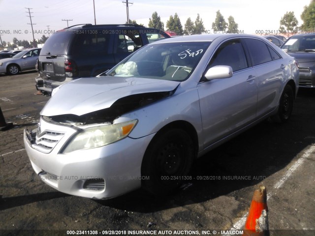 4T1BF3EK1BU646545 - 2011 TOYOTA CAMRY SE/LE/XLE SILVER photo 2