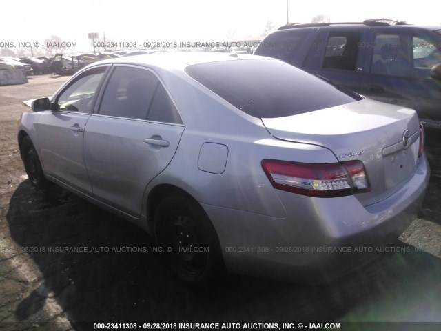 4T1BF3EK1BU646545 - 2011 TOYOTA CAMRY SE/LE/XLE SILVER photo 3