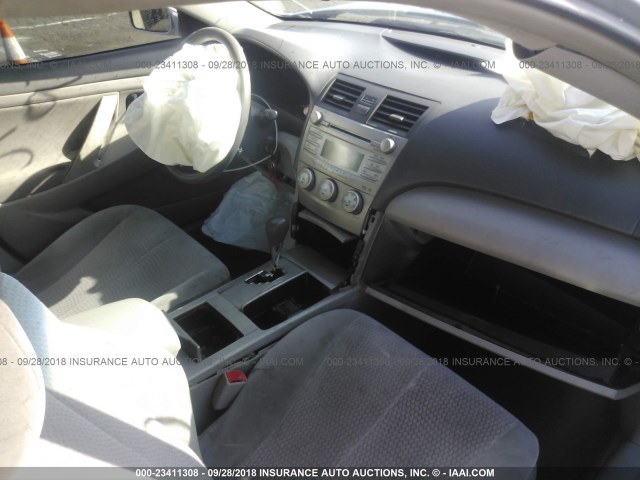 4T1BF3EK1BU646545 - 2011 TOYOTA CAMRY SE/LE/XLE SILVER photo 5