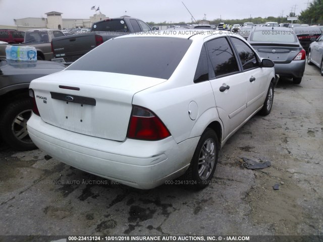 1FAFP34N37W251671 - 2007 FORD FOCUS ZX4/S/SE/SES WHITE photo 4