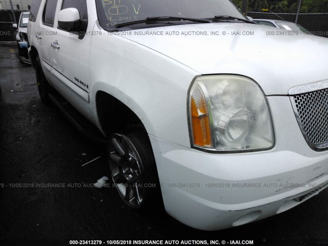 1GKFK63888J111267 - 2008 GMC YUKON DENALI WHITE photo 6