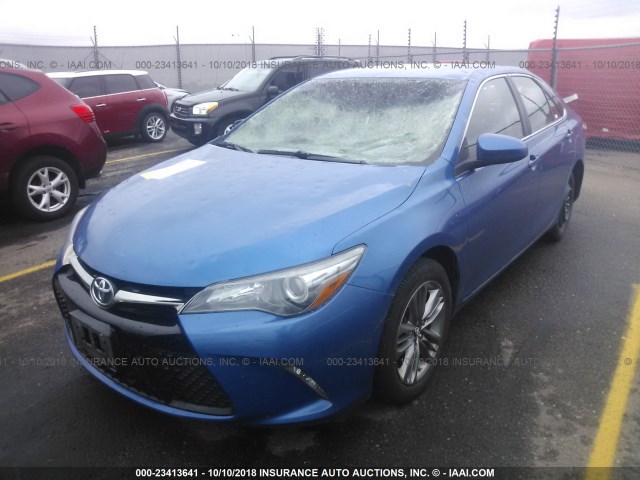 4T1BF1FK3HU712623 - 2017 TOYOTA CAMRY LE/XLE/SE/XSE BLUE photo 2