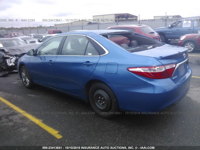 4T1BF1FK3HU712623 - 2017 TOYOTA CAMRY LE/XLE/SE/XSE BLUE photo 3