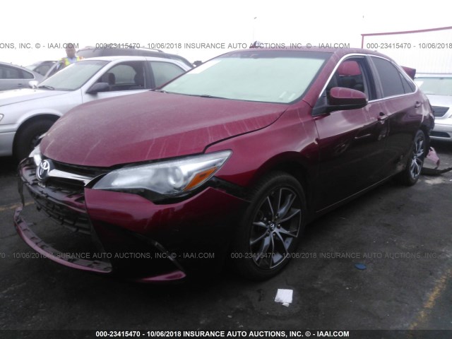 4T1BF1FK0FU898702 - 2015 TOYOTA CAMRY LE/XLE/SE/XSE RED photo 2