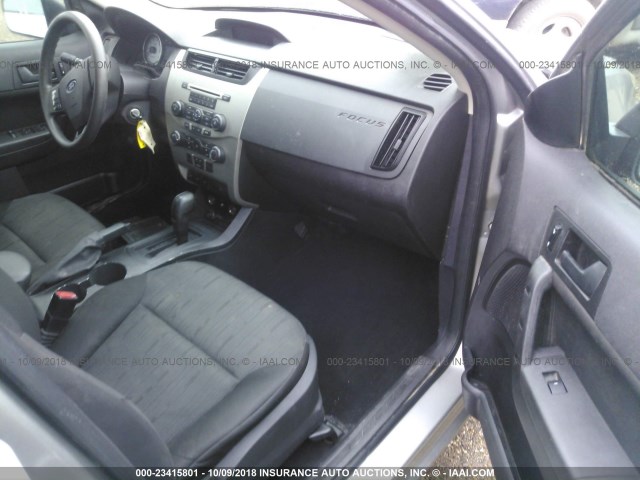 1FAHP35N58W179736 - 2008 FORD FOCUS SE/SEL/SES GRAY photo 5