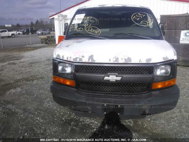 1GCFG15T451168322 - 2005 CHEVROLET EXPRESS G1500  WHITE photo 6