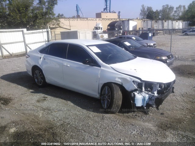 4T1BF1FK8HU311052 - 2017 TOYOTA CAMRY LE/XLE/SE/XSE WHITE photo 1