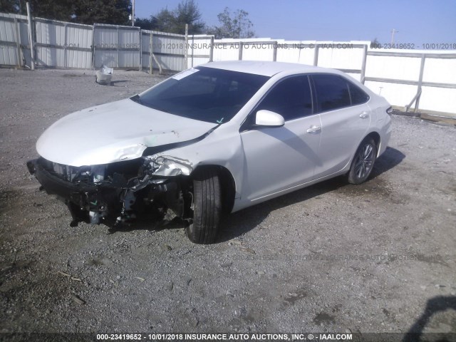 4T1BF1FK8HU311052 - 2017 TOYOTA CAMRY LE/XLE/SE/XSE WHITE photo 2