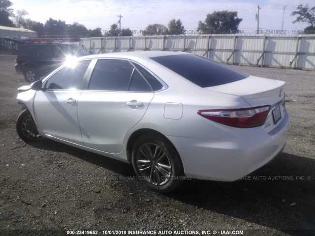 4T1BF1FK8HU311052 - 2017 TOYOTA CAMRY LE/XLE/SE/XSE WHITE photo 3