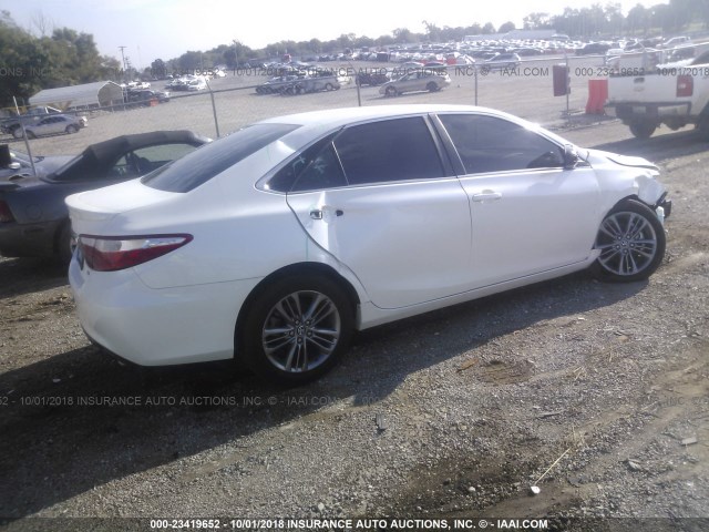 4T1BF1FK8HU311052 - 2017 TOYOTA CAMRY LE/XLE/SE/XSE WHITE photo 4