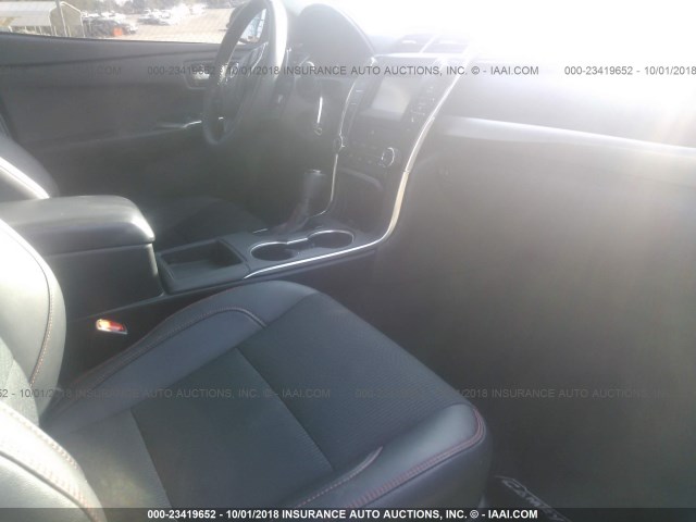 4T1BF1FK8HU311052 - 2017 TOYOTA CAMRY LE/XLE/SE/XSE WHITE photo 5