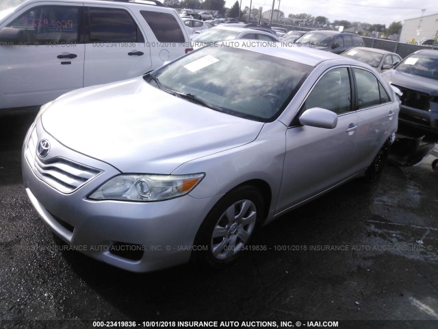 4T1BF3EK0BU601032 - 2011 TOYOTA CAMRY SE/LE/XLE GRAY photo 2