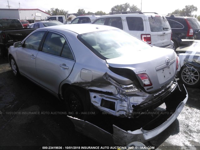 4T1BF3EK0BU601032 - 2011 TOYOTA CAMRY SE/LE/XLE GRAY photo 3