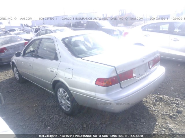 JT2BG22K3Y0454522 - 2000 TOYOTA CAMRY CE/LE/XLE SILVER photo 3