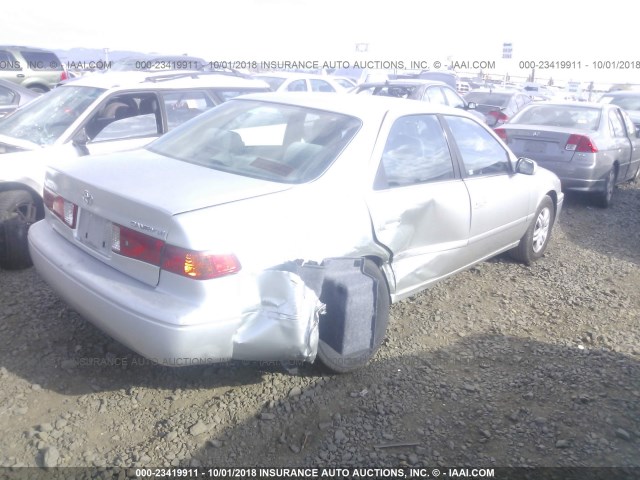 JT2BG22K3Y0454522 - 2000 TOYOTA CAMRY CE/LE/XLE SILVER photo 4