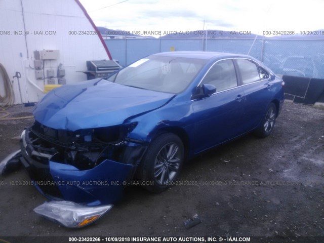 4T1BF1FK8HU633982 - 2017 TOYOTA CAMRY LE/XLE/SE/XSE BLUE photo 2