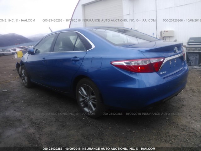 4T1BF1FK8HU633982 - 2017 TOYOTA CAMRY LE/XLE/SE/XSE BLUE photo 3