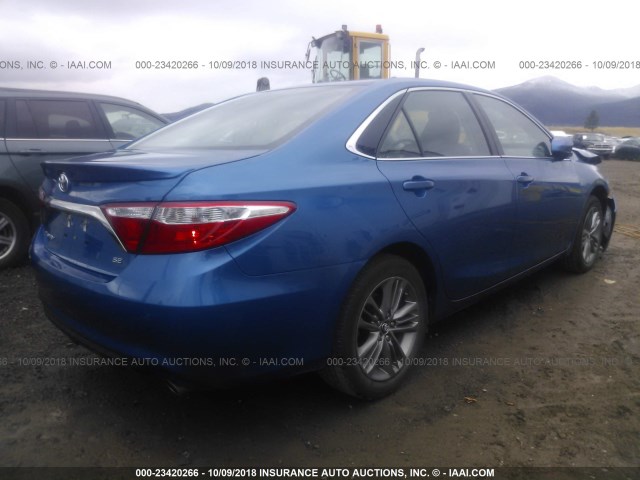 4T1BF1FK8HU633982 - 2017 TOYOTA CAMRY LE/XLE/SE/XSE BLUE photo 4