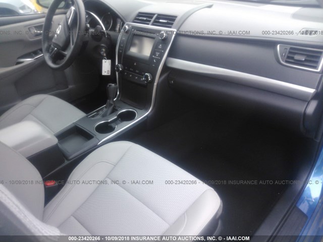 4T1BF1FK8HU633982 - 2017 TOYOTA CAMRY LE/XLE/SE/XSE BLUE photo 5