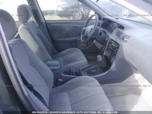 JT2BG22K1Y0408008 - 2000 TOYOTA CAMRY CE/LE/XLE GRAY photo 5