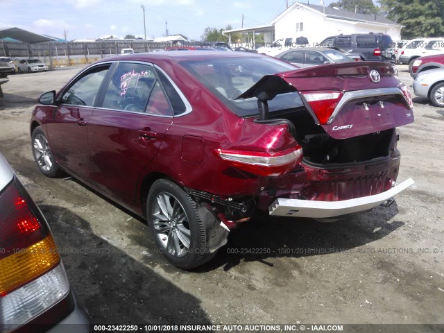4T1BF1FK2HU807559 - 2017 TOYOTA CAMRY LE/XLE/SE/XSE BURGUNDY photo 3