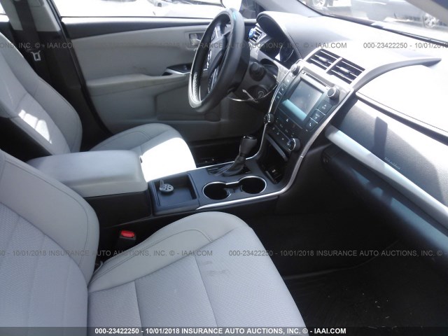 4T1BF1FK2HU807559 - 2017 TOYOTA CAMRY LE/XLE/SE/XSE BURGUNDY photo 5