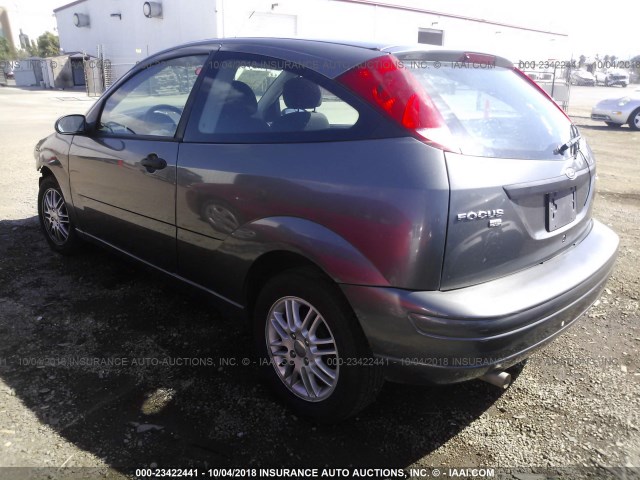 1FAFP31N86W149768 - 2006 FORD FOCUS ZX3 GRAY photo 3