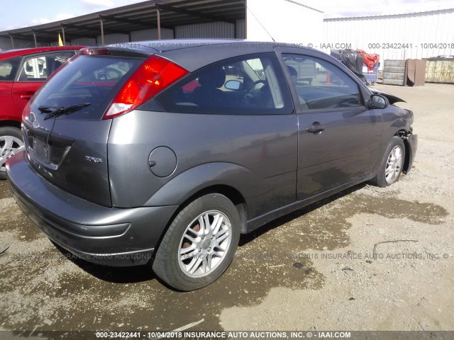 1FAFP31N86W149768 - 2006 FORD FOCUS ZX3 GRAY photo 4