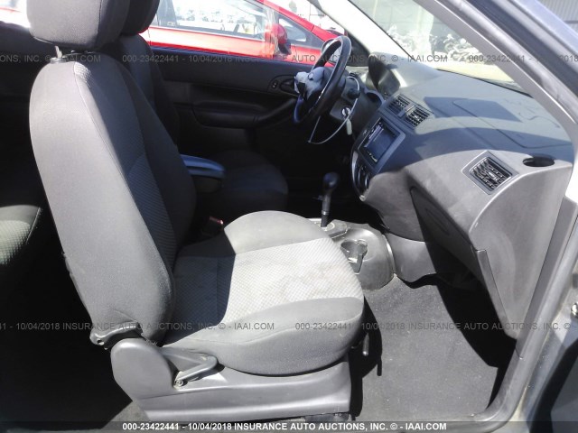 1FAFP31N86W149768 - 2006 FORD FOCUS ZX3 GRAY photo 5