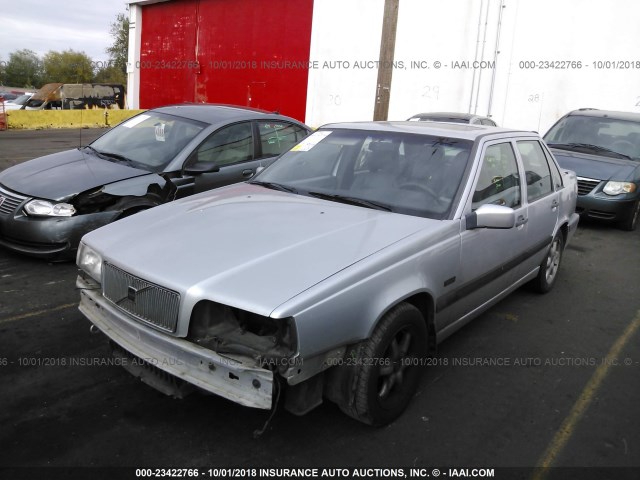 YV1LS5544V2360944 - 1997 VOLVO 850 SILVER photo 2