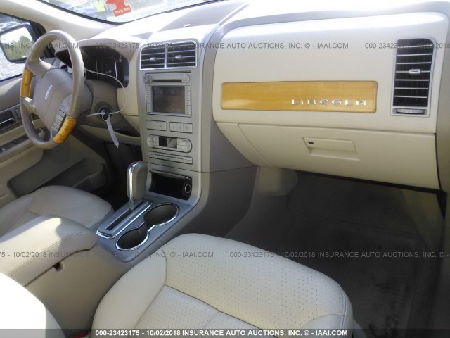 2LMDU88C27BJ04355 - 2007 LINCOLN MKX WHITE photo 5