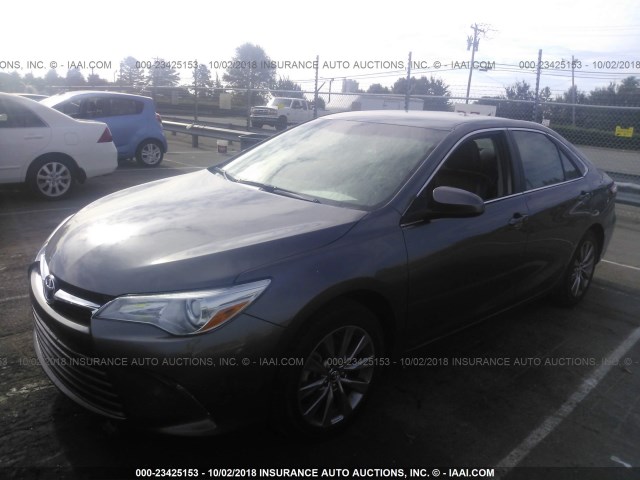 4T1BF1FK9HU329799 - 2017 TOYOTA CAMRY LE/XLE/SE/XSE GRAY photo 2