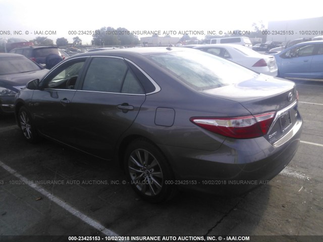 4T1BF1FK9HU329799 - 2017 TOYOTA CAMRY LE/XLE/SE/XSE GRAY photo 3