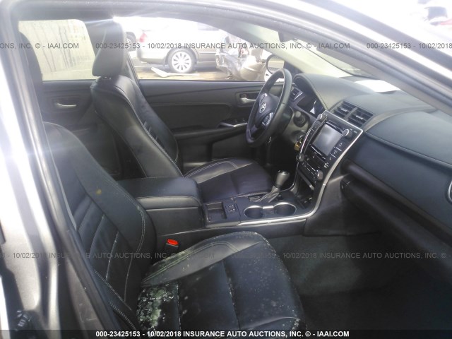 4T1BF1FK9HU329799 - 2017 TOYOTA CAMRY LE/XLE/SE/XSE GRAY photo 5