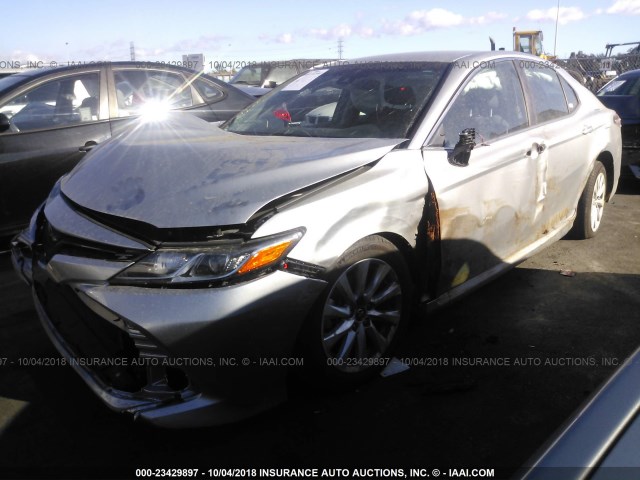 4T1B11HKXJU591428 - 2018 TOYOTA CAMRY L/LE/XLE/SE/XSE SILVER photo 2