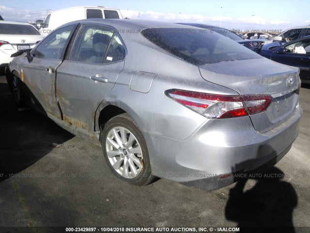 4T1B11HKXJU591428 - 2018 TOYOTA CAMRY L/LE/XLE/SE/XSE SILVER photo 3