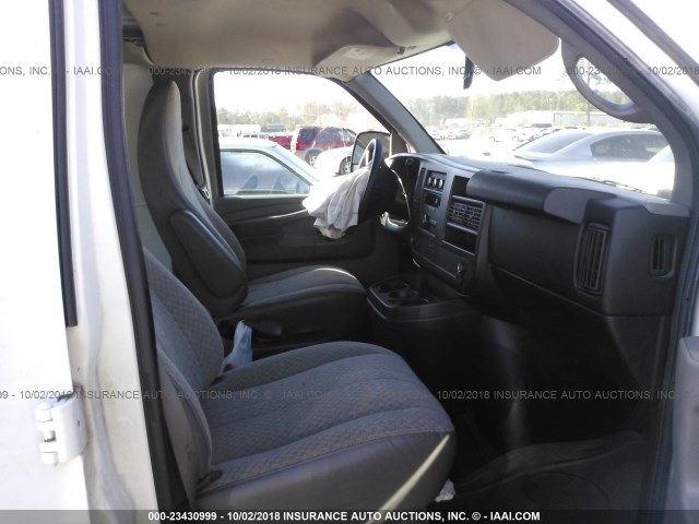 1GCSGAFX4D1127641 - 2013 CHEVROLET EXPRESS G1500  WHITE photo 5