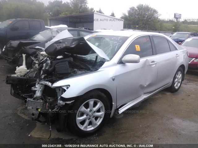 4T4BF3EK4BR173861 - 2011 TOYOTA CAMRY SE/LE/XLE SILVER photo 2