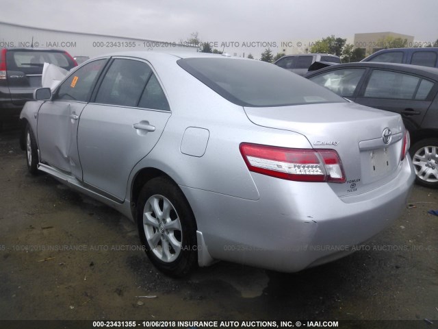 4T4BF3EK4BR173861 - 2011 TOYOTA CAMRY SE/LE/XLE SILVER photo 3