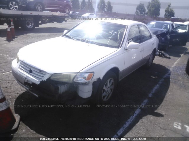 4T1BF28K8WU060825 - 1998 TOYOTA CAMRY CE/LE/XLE WHITE photo 2