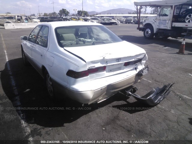 4T1BF28K8WU060825 - 1998 TOYOTA CAMRY CE/LE/XLE WHITE photo 3