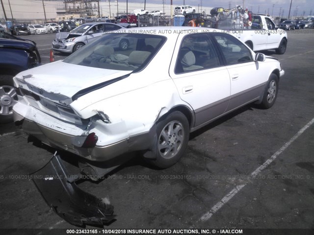 4T1BF28K8WU060825 - 1998 TOYOTA CAMRY CE/LE/XLE WHITE photo 4